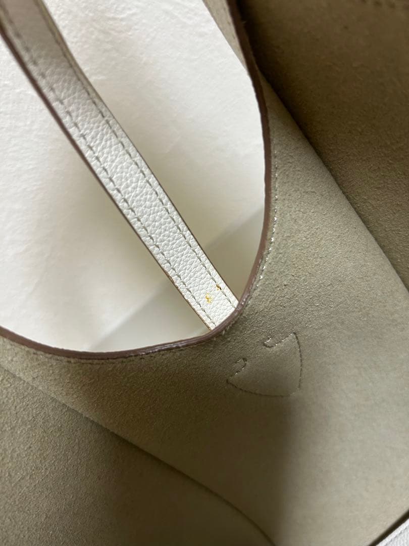 人気色 ホワイト　Tタイムレス　レザーショッピングバッグミニ　トッズ　Tod’s