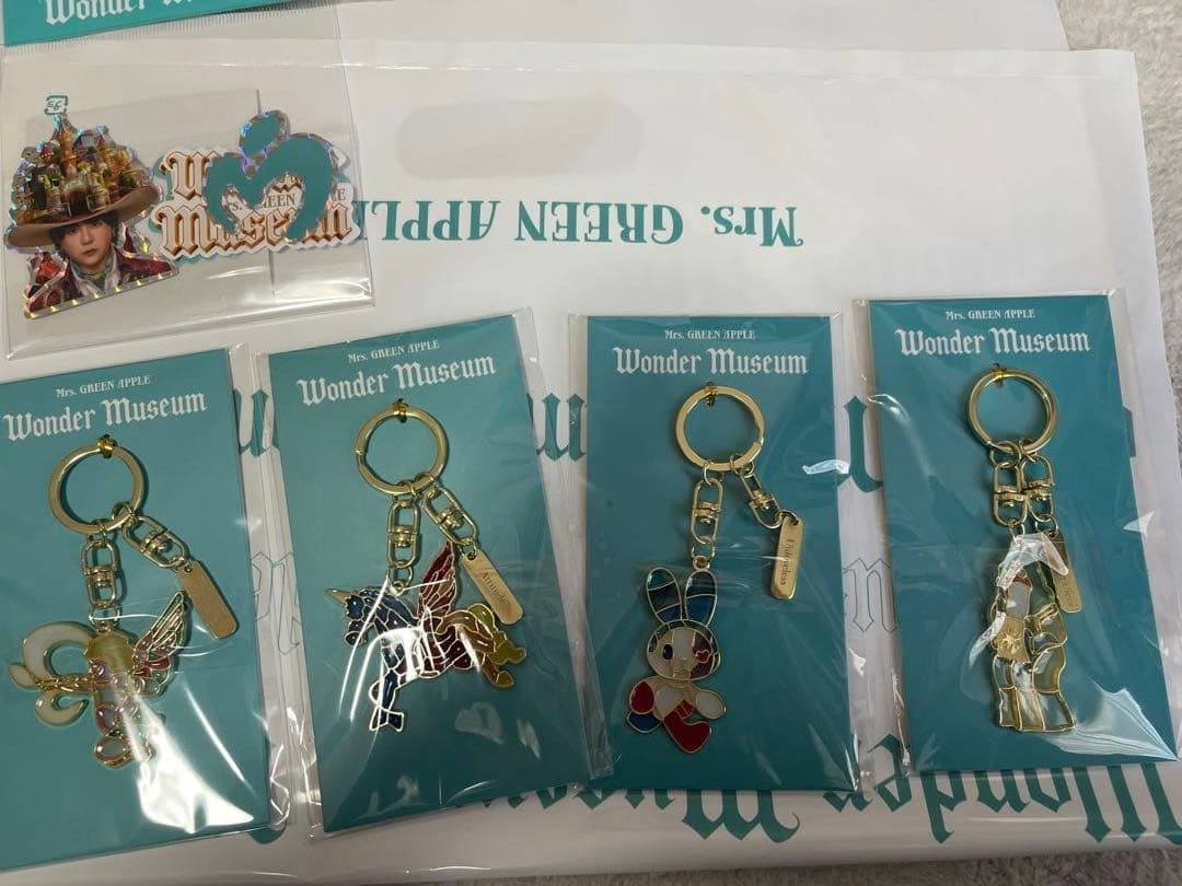 ミセスWonder Museumキーホルダー 4個、ステッカー