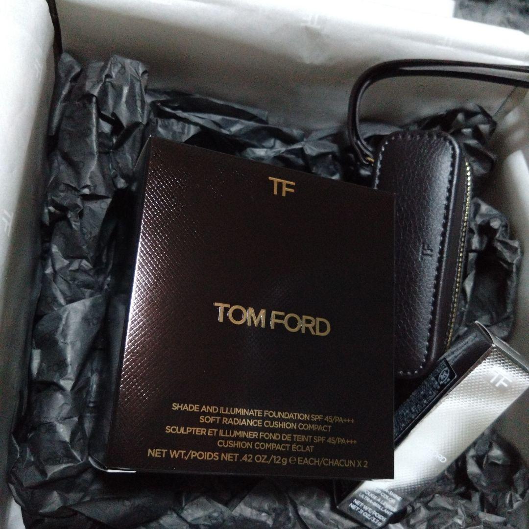 TOM FORD クッションファンデーション SPF 45 & リップカラー