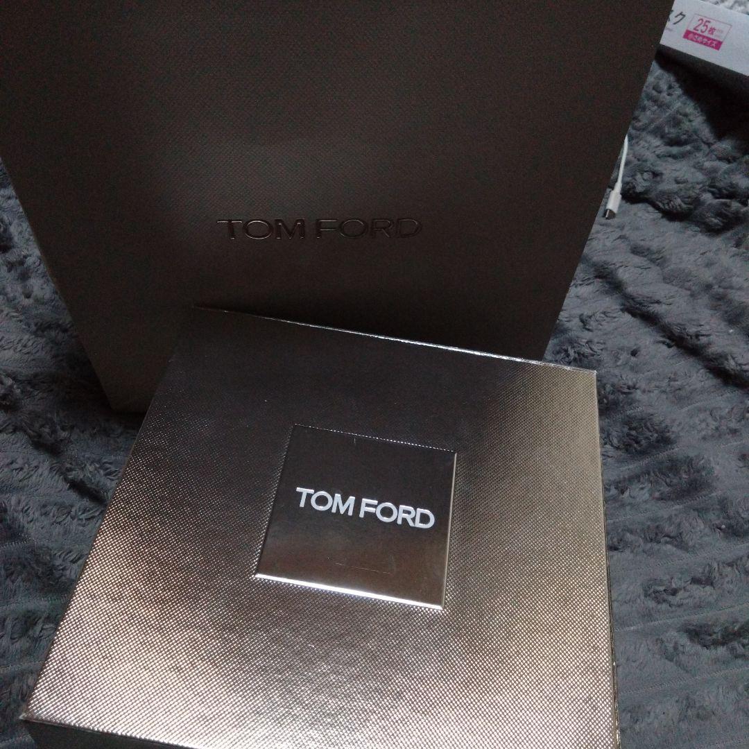 TOM FORD クッションファンデーション SPF 45 & リップカラー