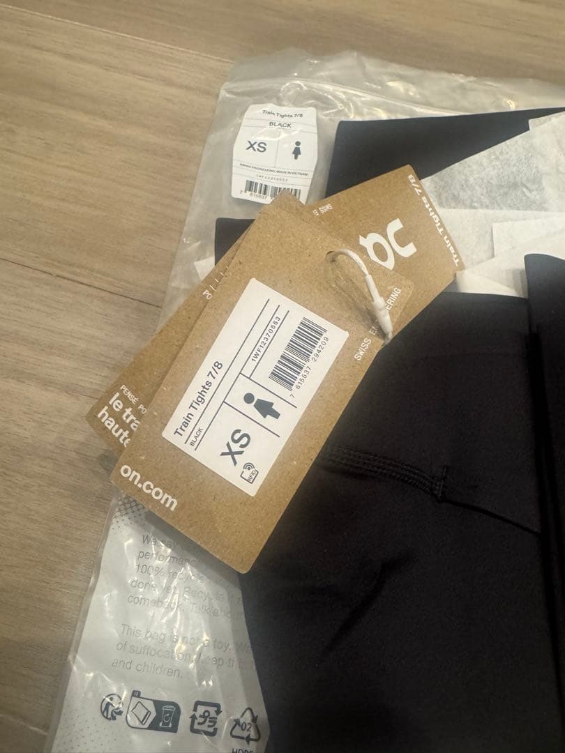新品未着用On トレインタイツ7/8 ブラック　XS