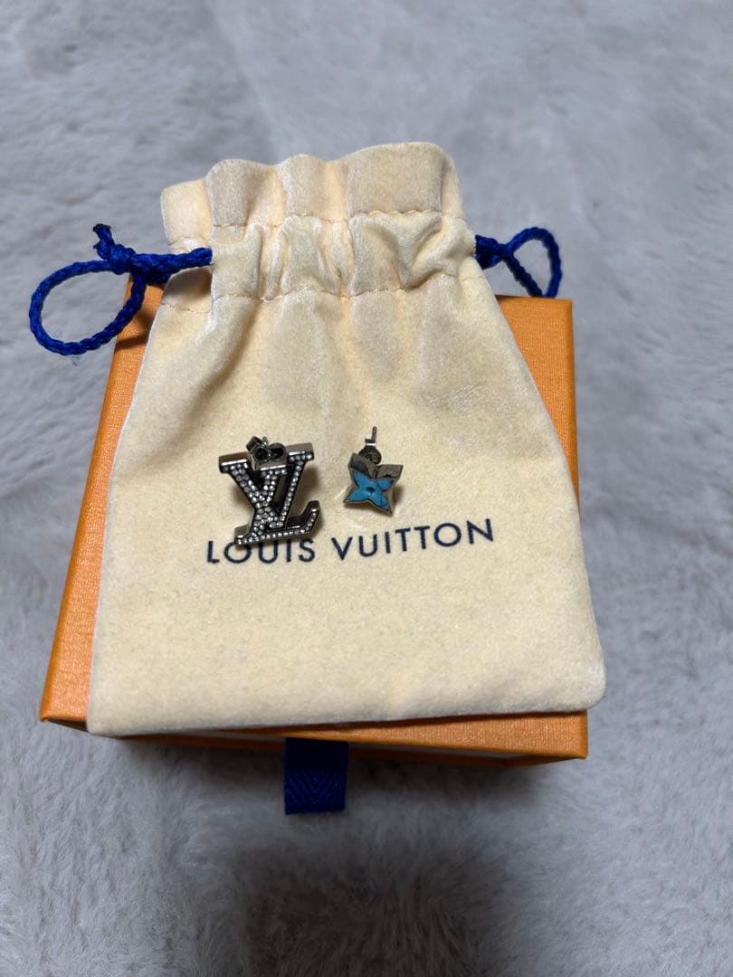 Louis Vuitton ロゴピアス メタル