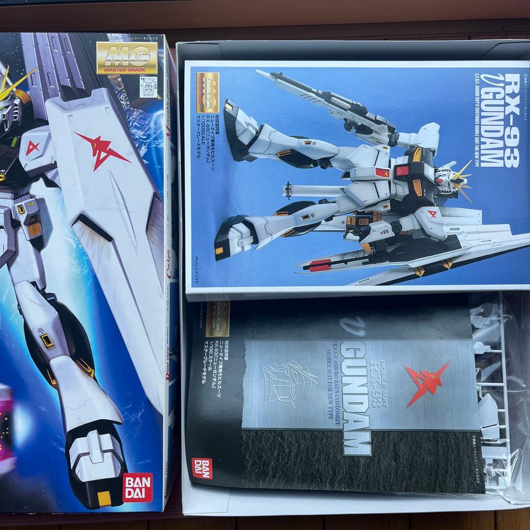 MG 1/100 RX-93 νガンダム