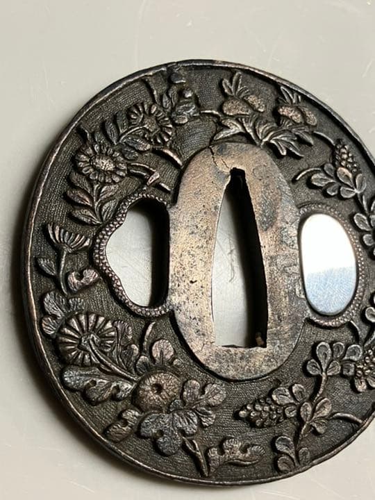 日本刀　鍔　銅　銀象嵌　菊の柄