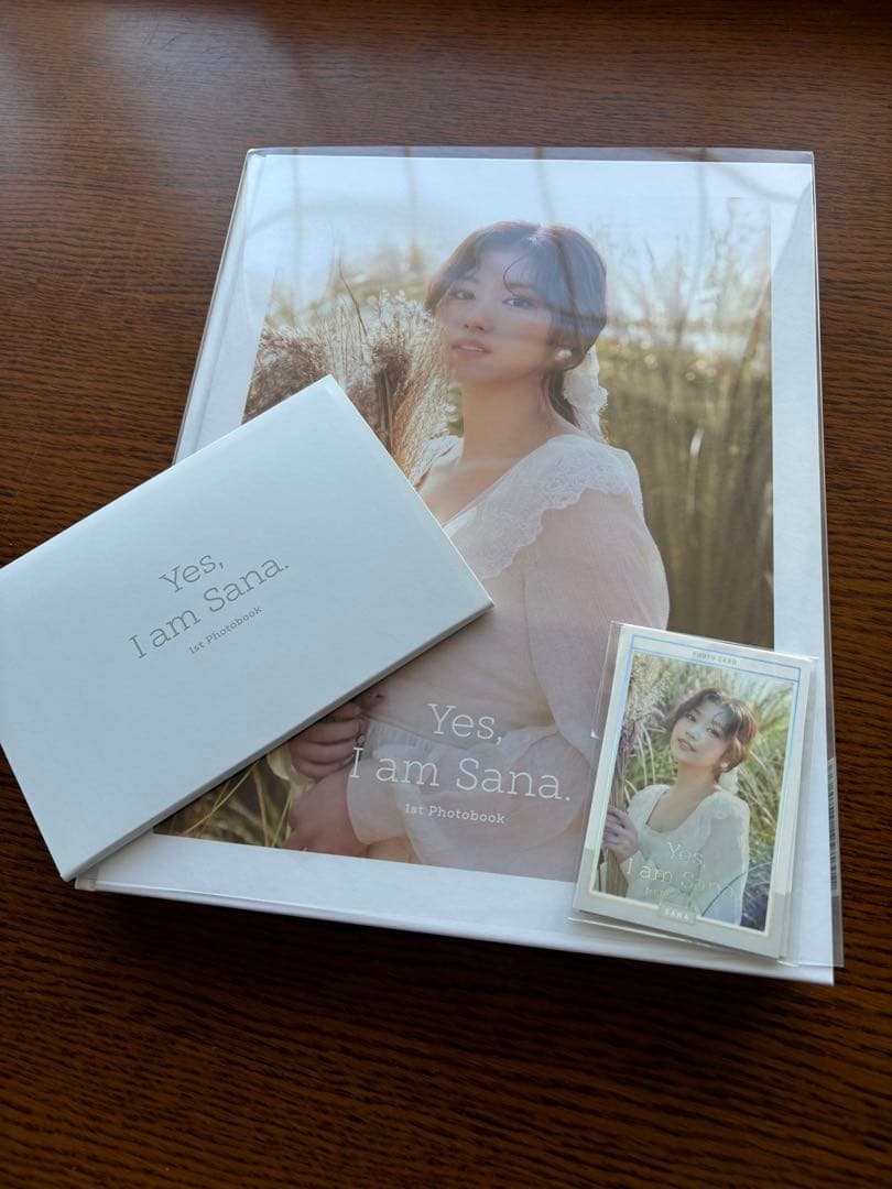 Yes. I am Sana. フォトブックとカードセット