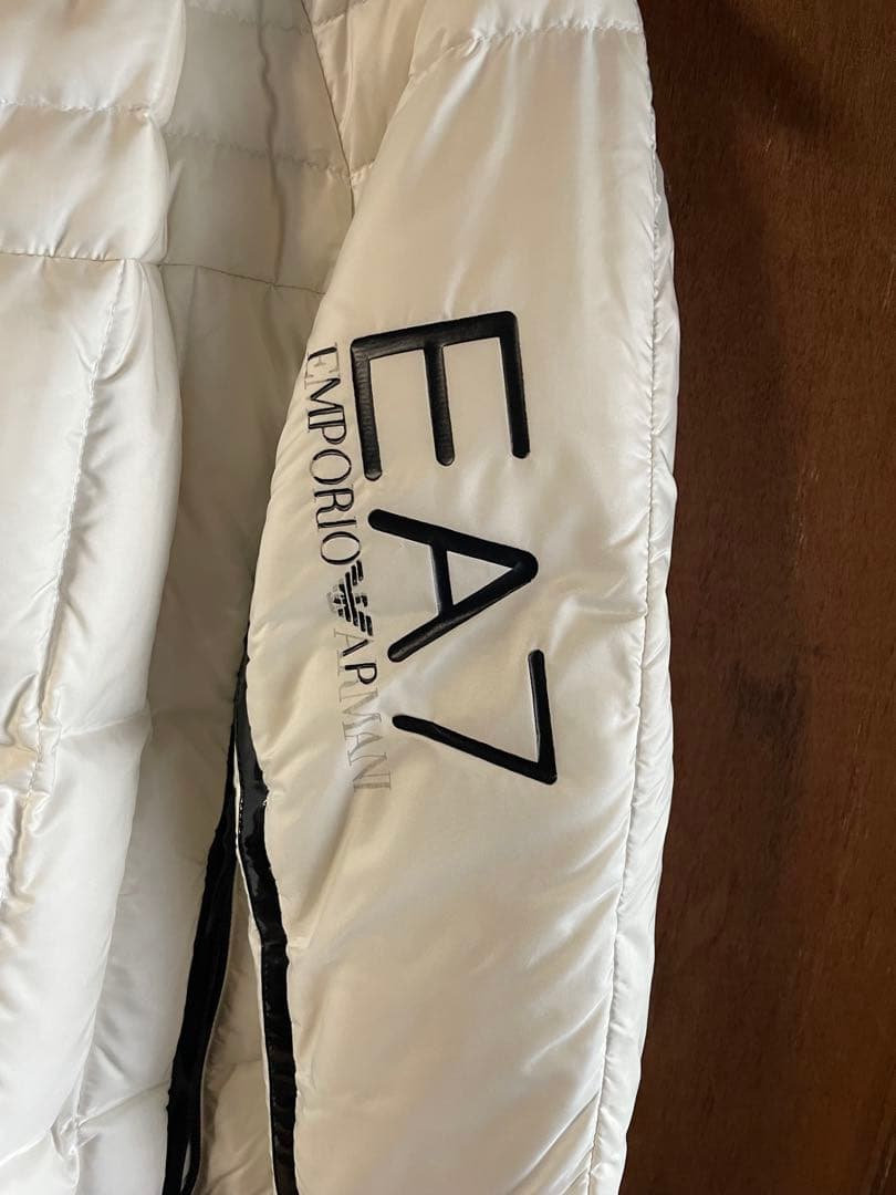 EA7 フード付きホワイトダウンジャケット