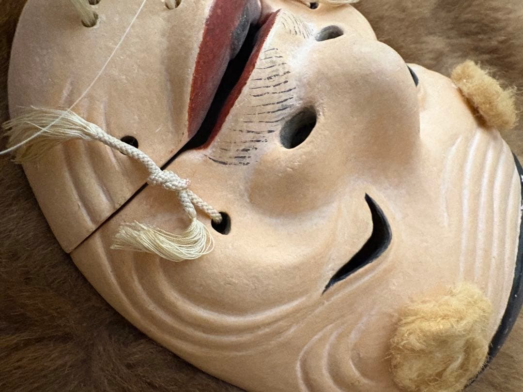 伝統的な能面 木製 毛の装飾付き　Japanビンテージ骨董