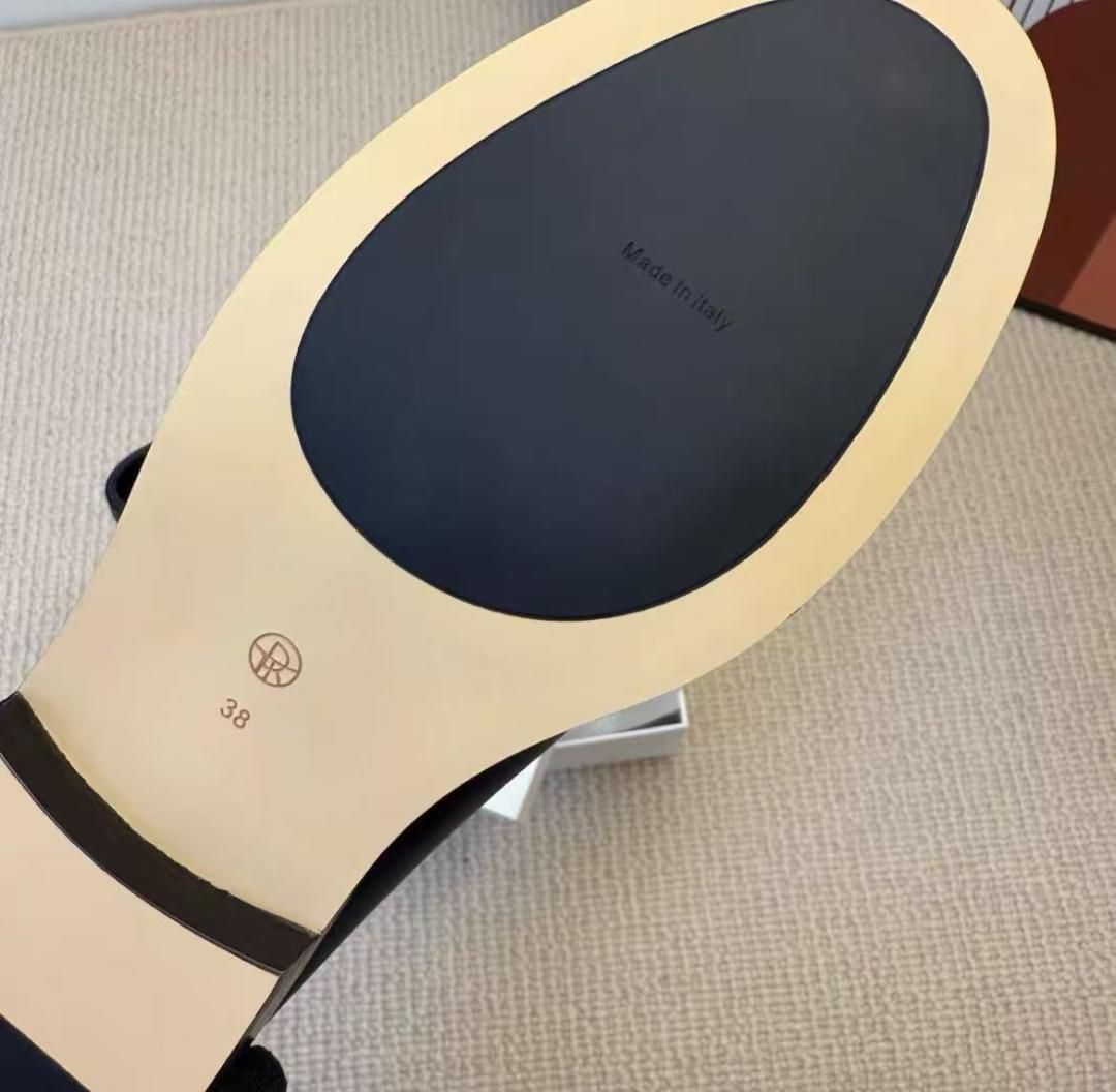 THE ROW 黒いレザー ローファー スリッポン