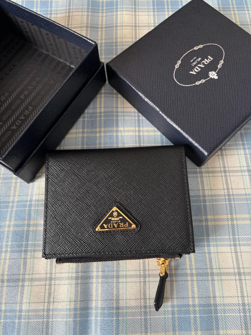 【大人気】Prada 二つ折り財布/箱付き