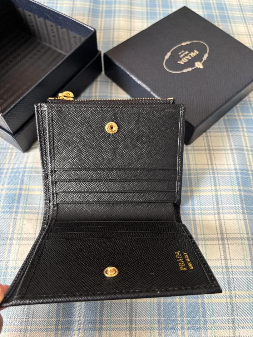 【大人気】Prada 二つ折り財布/箱付き