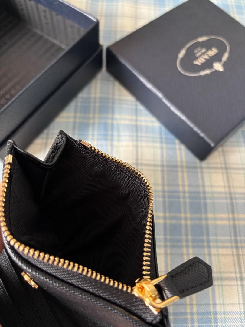 【大人気】Prada 二つ折り財布/箱付き