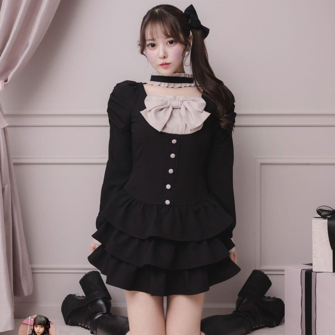 Pium フロントリボンチョーカーティアードミニワンピ ブラックピンク