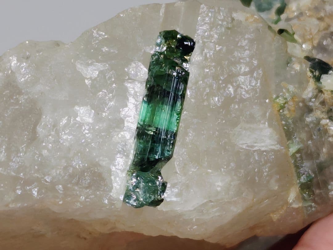 トルマリン 334g クォーツ 水晶 原石 鑑賞石 自然石 誕生石 鉱物 水石