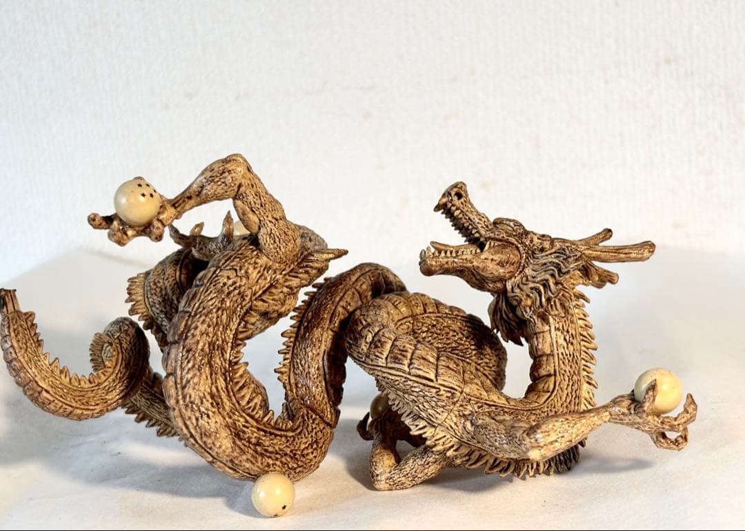 黄楊木の一刀彫り達磨置物。自然木置物。龍置物。黄楊木の一刀彫り虎（2頭）