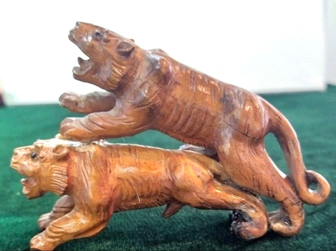 黄楊木の一刀彫り達磨置物。自然木置物。龍置物。黄楊木の一刀彫り虎（2頭）