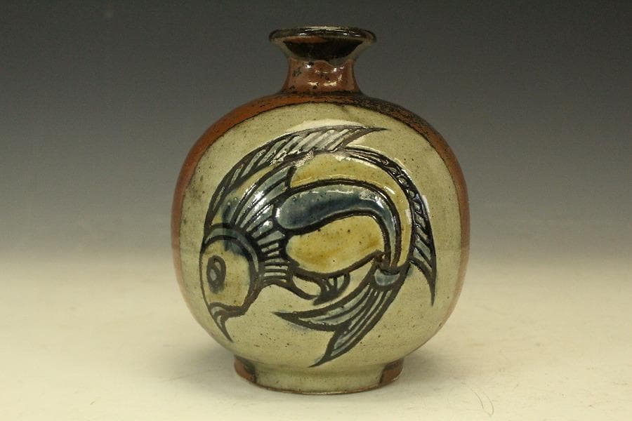 萬屋焼 やちむん 金城一門 魚紋 一輪挿し 花瓶 在銘(メ1285)