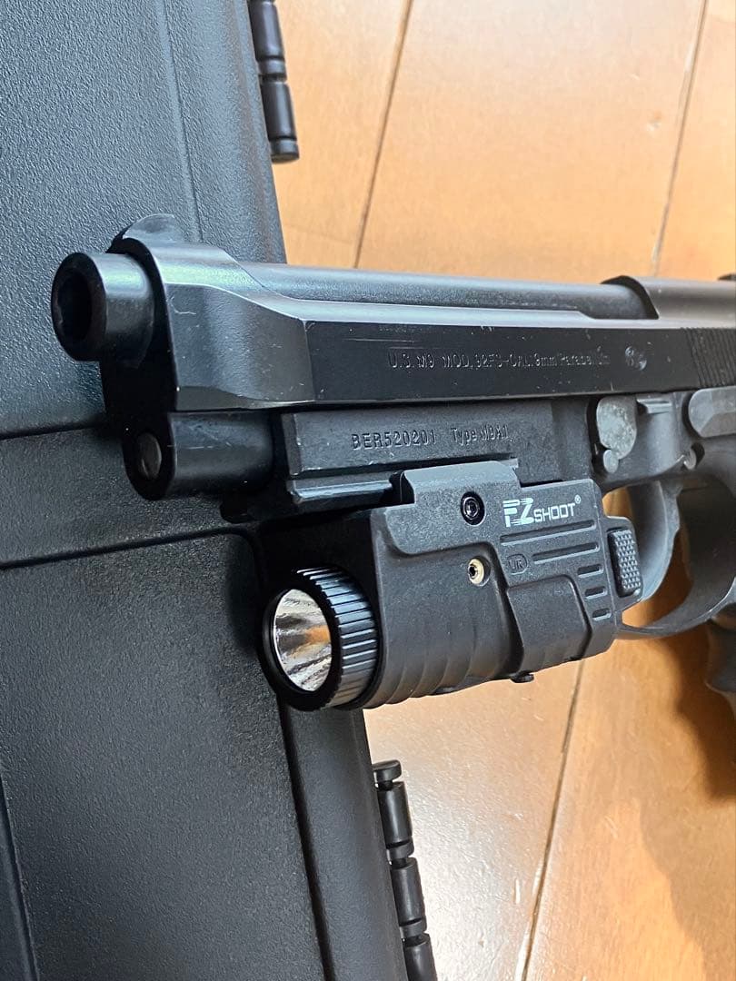 最終値下げ！マルイ　ベレッタ M9A1ガスブロ　レーザーライト、実銃グリップ付き