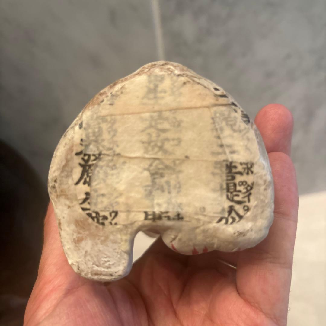 アンティーク三河土人形　手描きの美しい瞳やおヒゲ、色彩が美しい招き猫