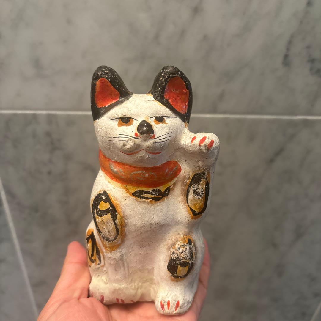 アンティーク三河土人形　手描きの美しい瞳やおヒゲ、色彩が美しい招き猫