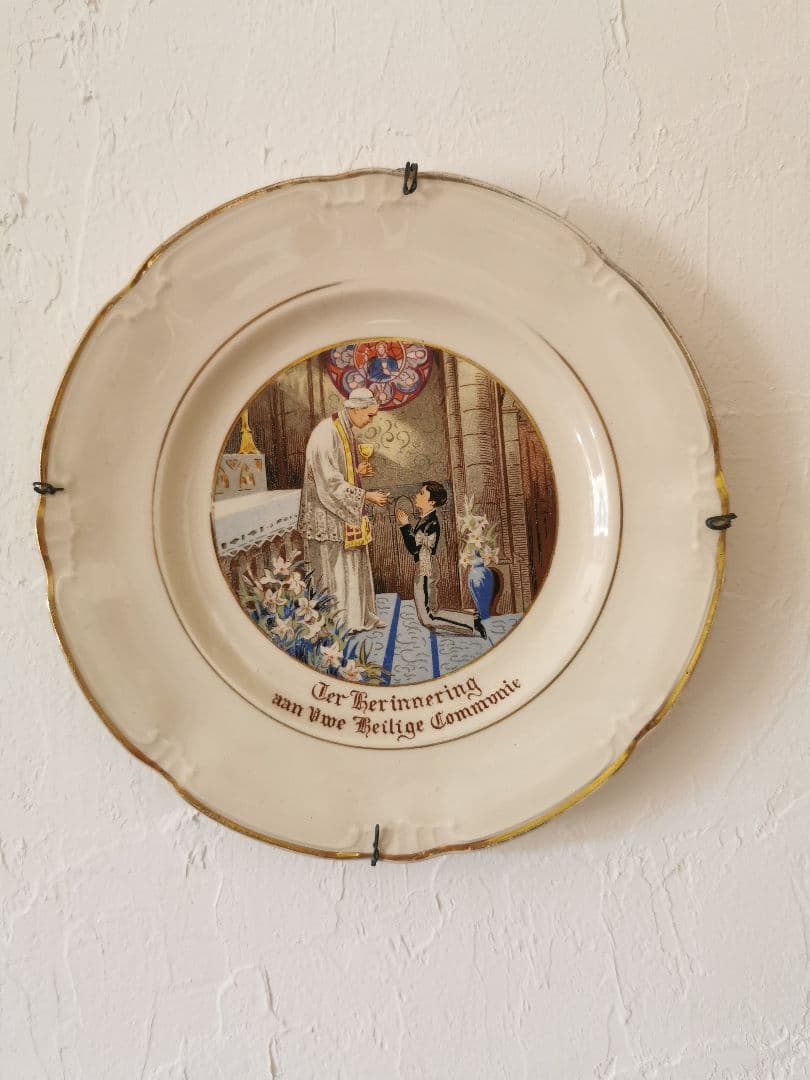 アンティーク ベルギー ボッホ 少年の初聖体拝領記念プレート 飾り皿 ワイヤー付