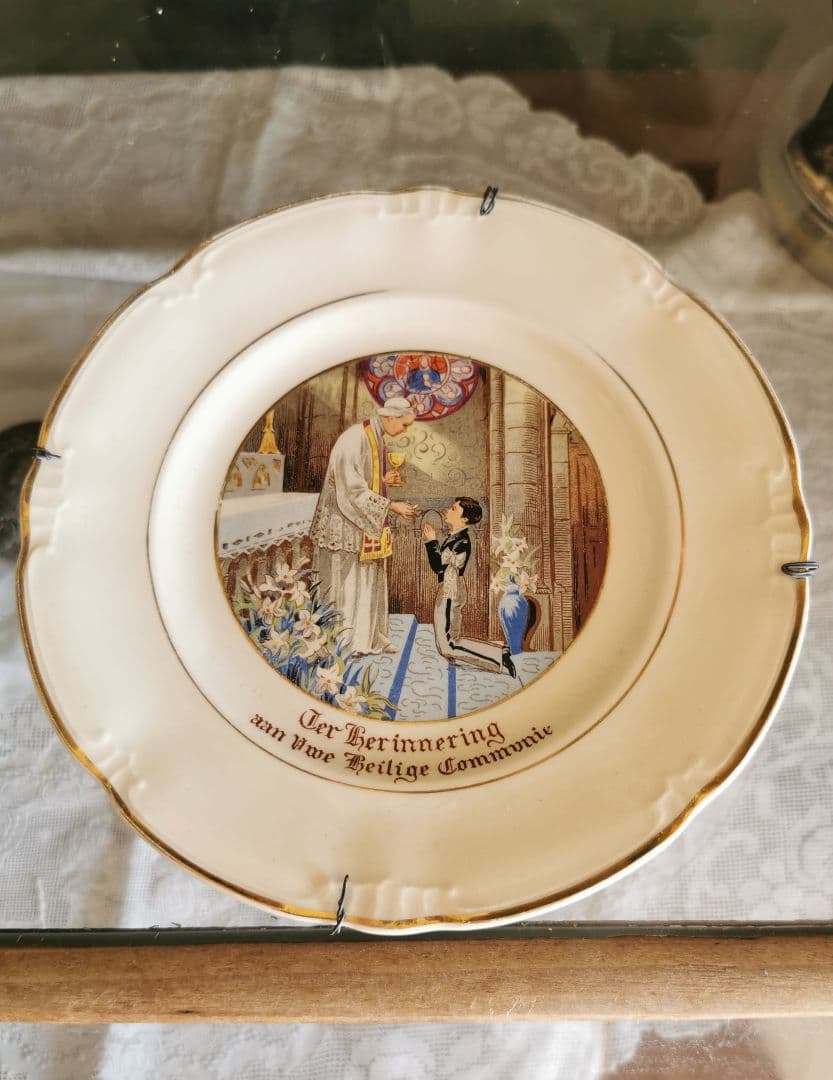 アンティーク ベルギー ボッホ 少年の初聖体拝領記念プレート 飾り皿 ワイヤー付
