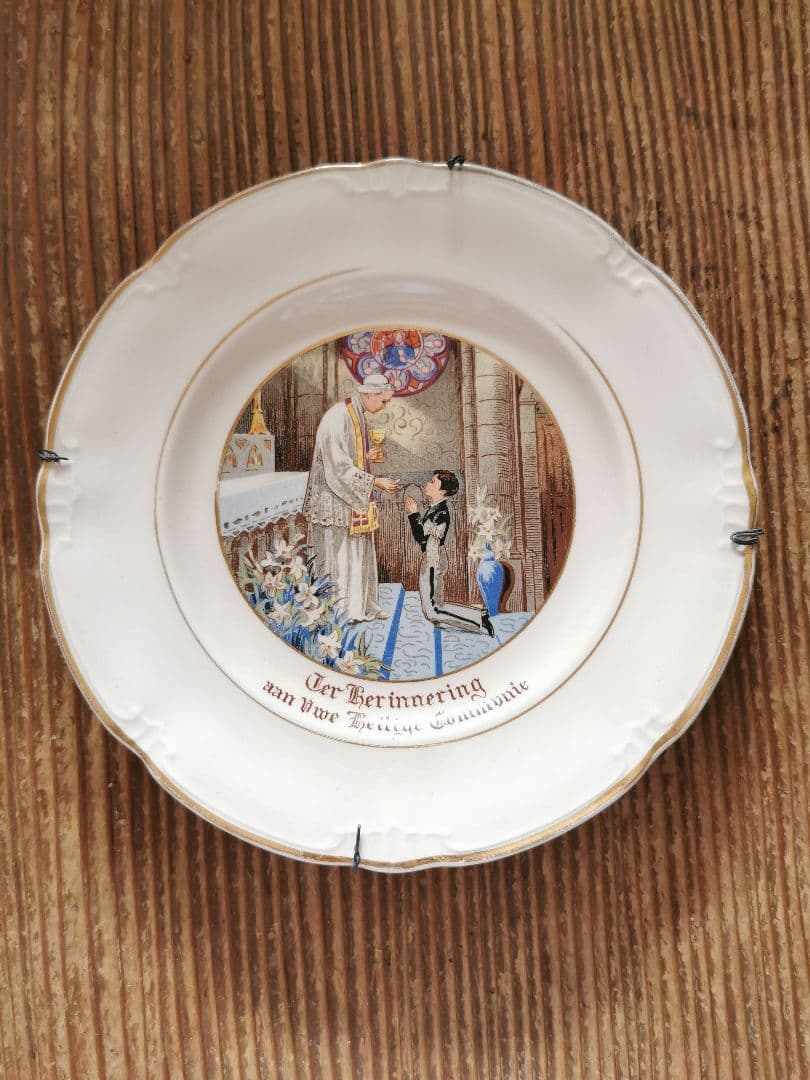 アンティーク ベルギー ボッホ 少年の初聖体拝領記念プレート 飾り皿 ワイヤー付