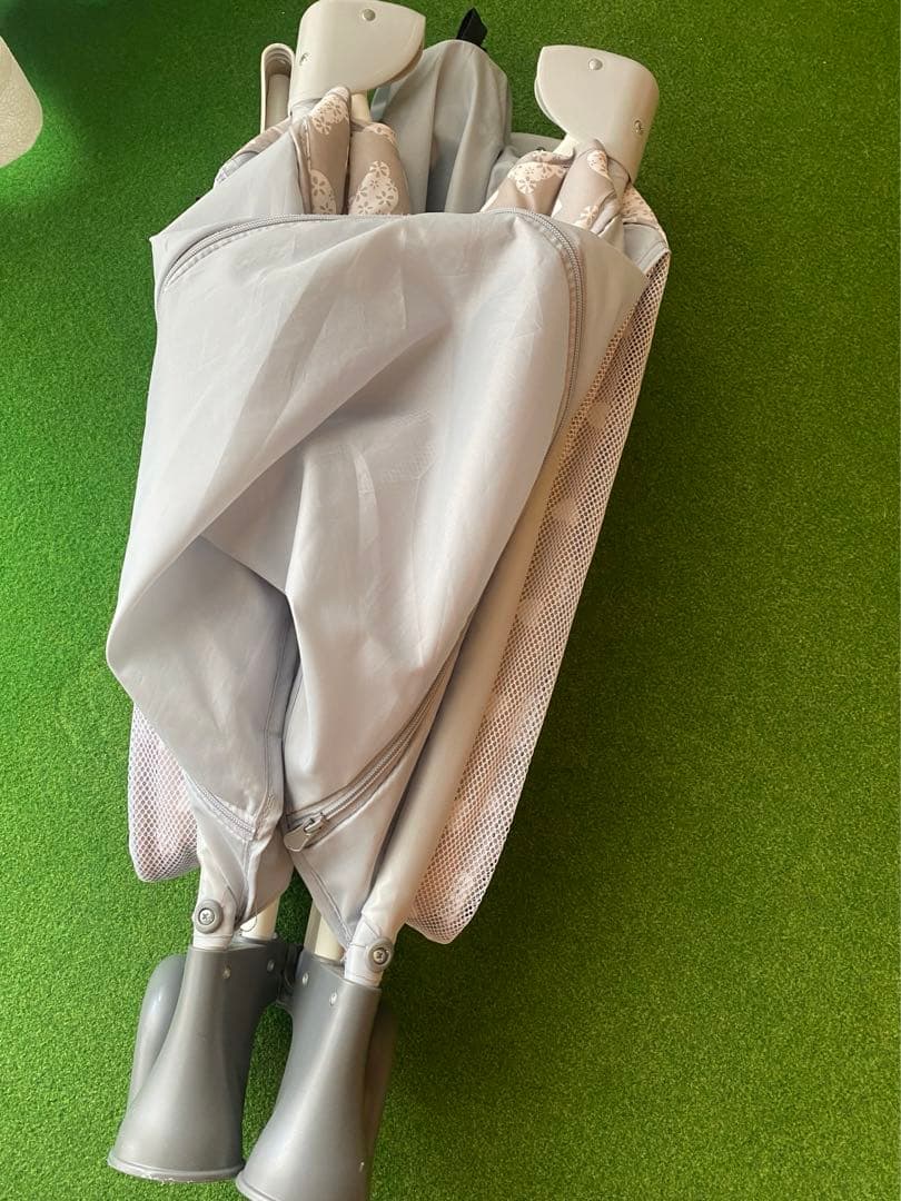 折りたたみ式ベビーベッド グレーとベージュ