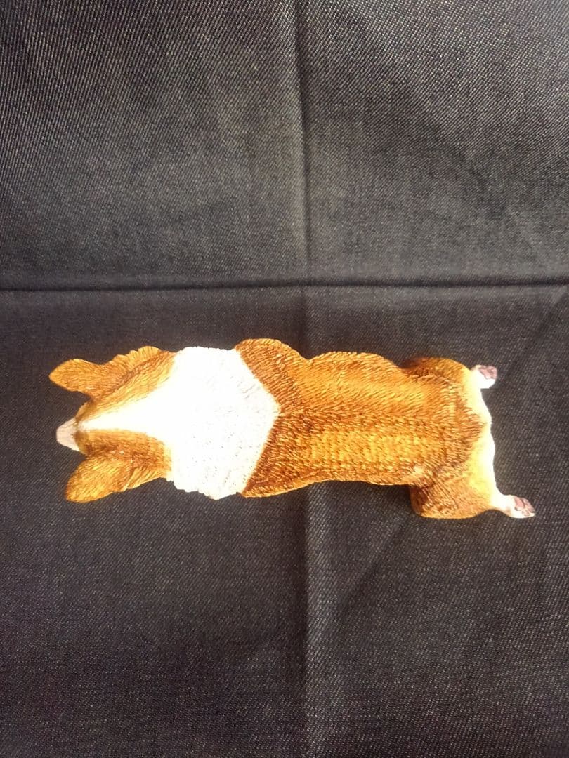 木彫りのコーギーヘソ天