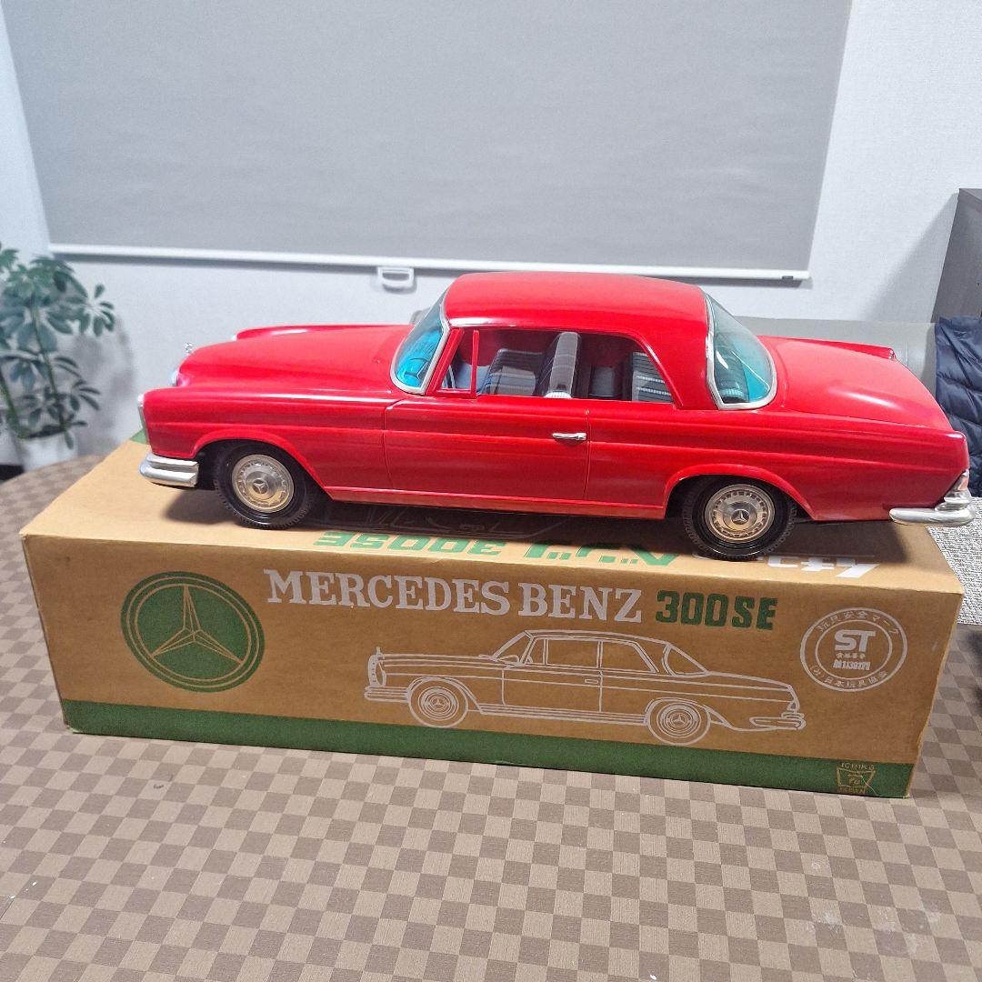 Mercedes-Benz 300SE レッド ミニカー 1/18