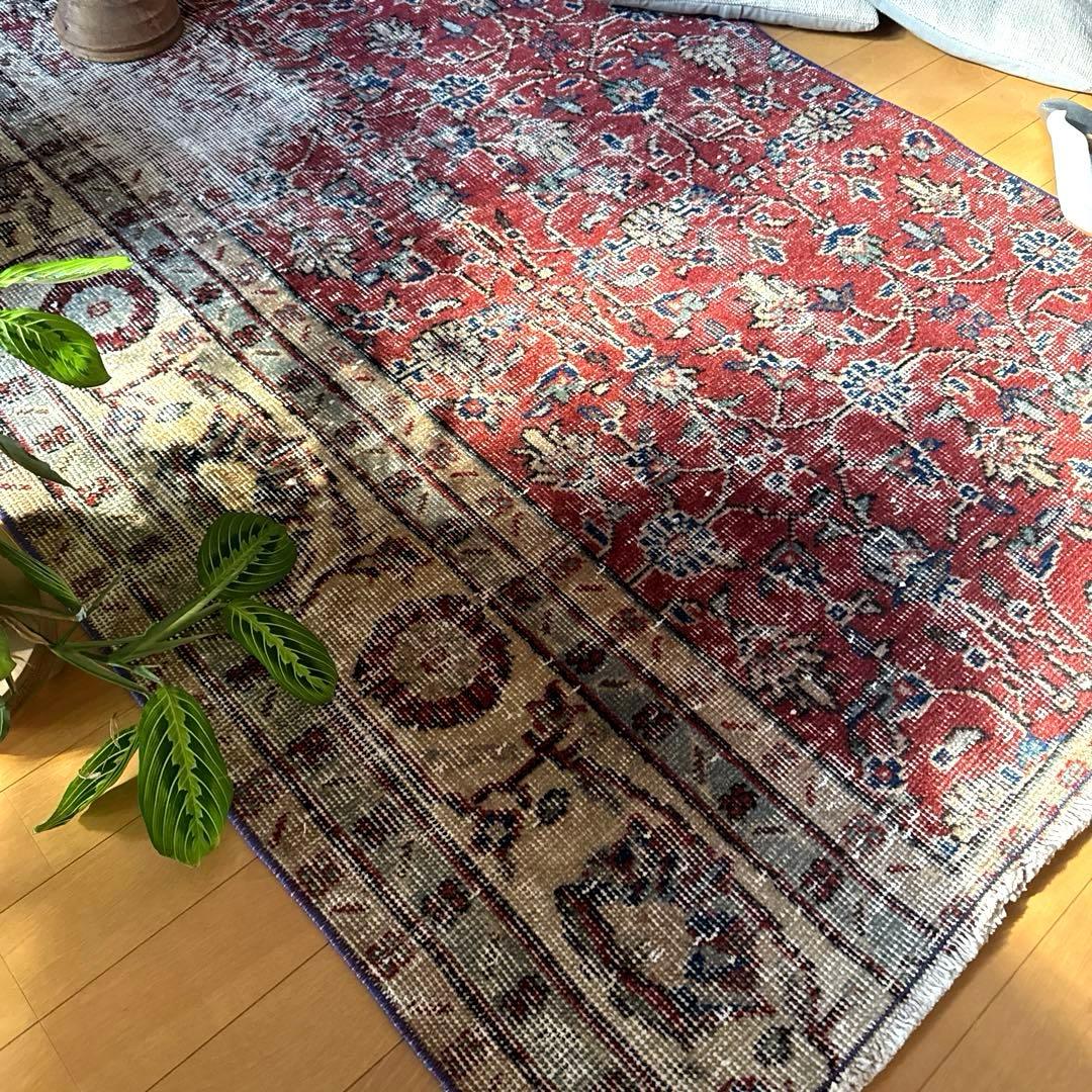 104×154 深みある赤色のボタニカル柄　擦れシャビー　トルコヴィンテージラグ