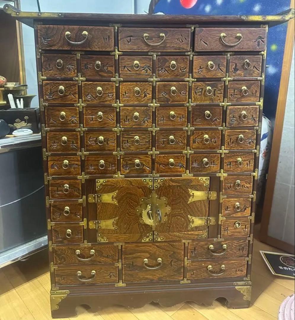 【希少】昔の薬箱箪笥 多引き出し 木製 真鍮金具 魚鍵付き 彫刻文字 古民家