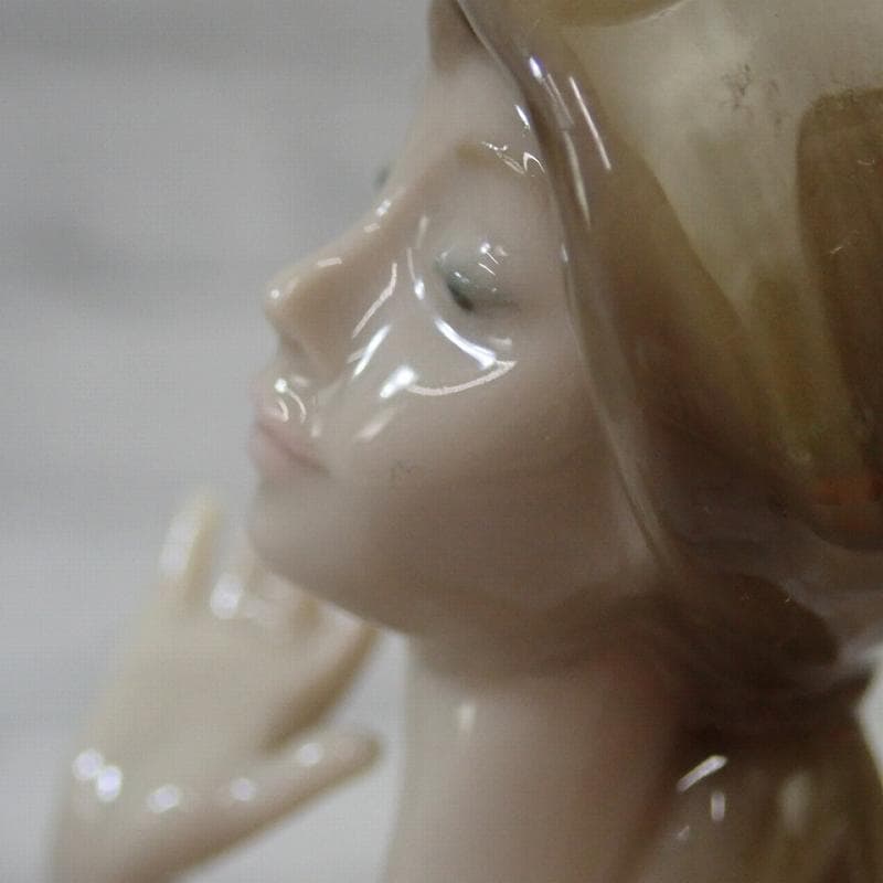 RU-6396 リヤドロ フィギュリン 貴婦人と帽子