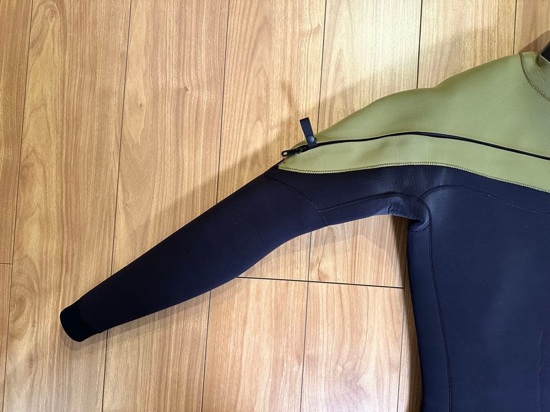 ウェットスーツ　セミドライ5mm-3mm ネックエントリータイプ