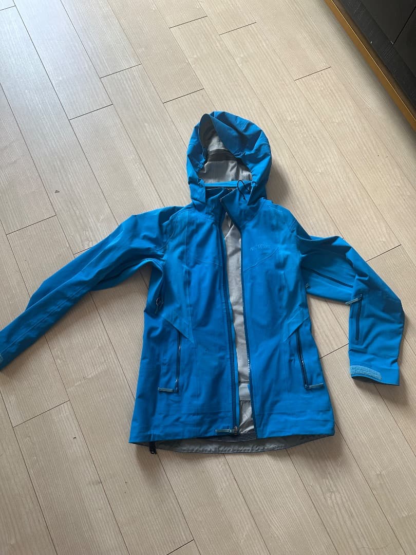 Arc’teryx women’s size small ski jacket