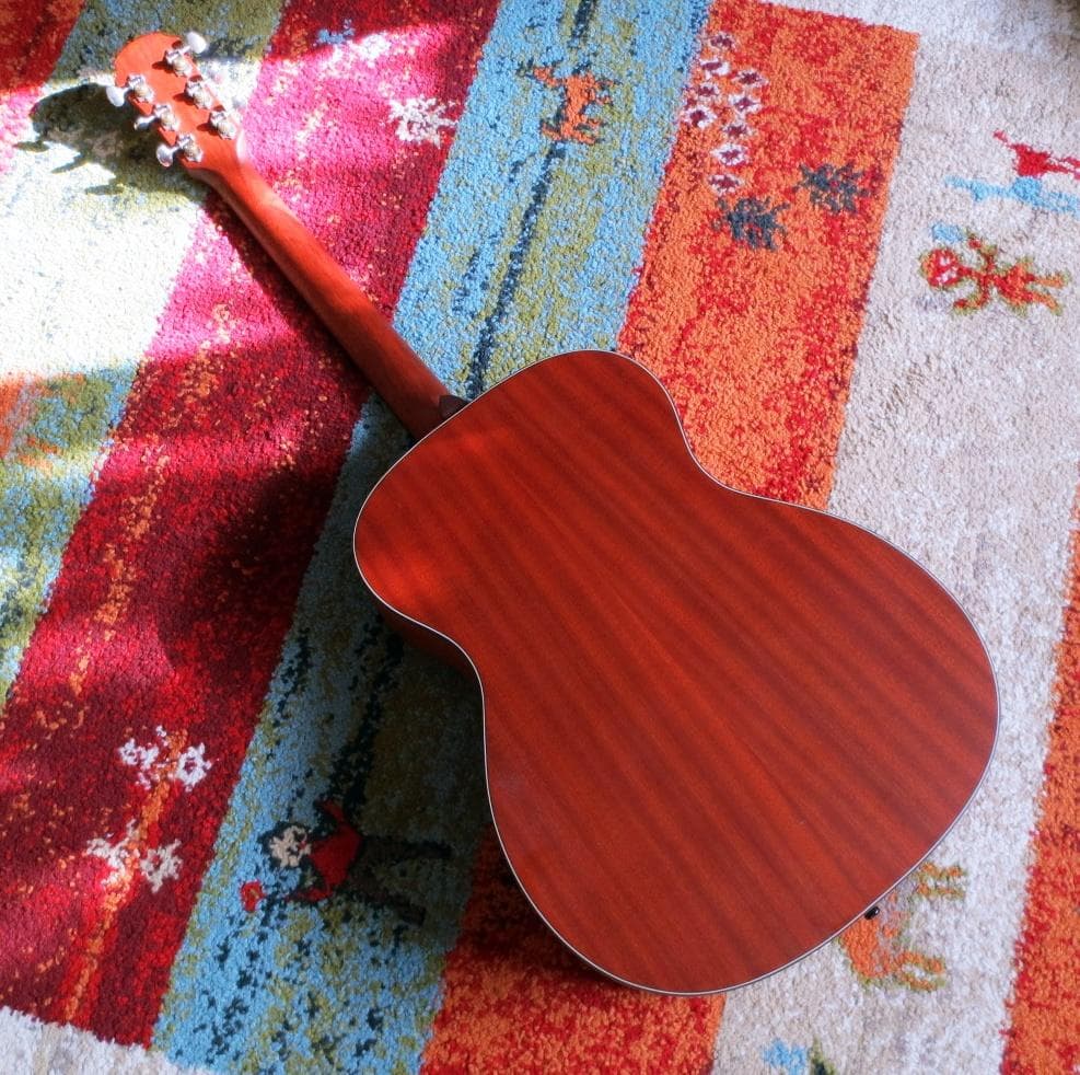 マーチン000-28を思わせるオープンギアなペグ,いい音で奏でるアコギ