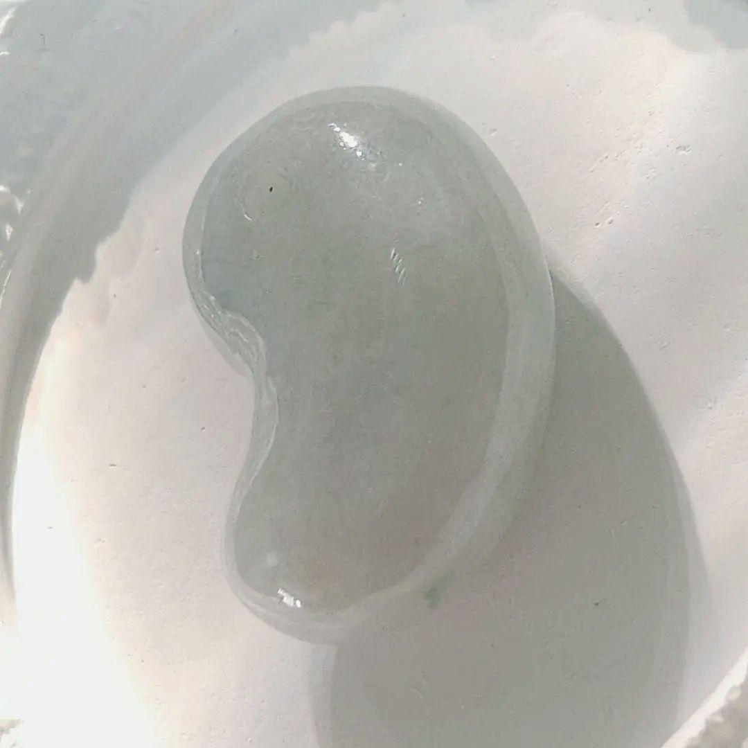 極上プレミアム・アイスジェイド・透明感抜群・艶美麗　糸魚川天然翡翠勾玉　X437