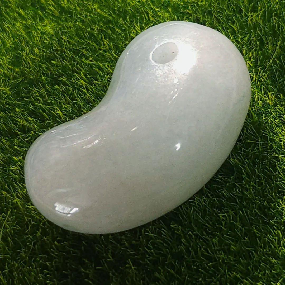 極上プレミアム・アイスジェイド・透明感抜群・艶美麗　糸魚川天然翡翠勾玉　X437