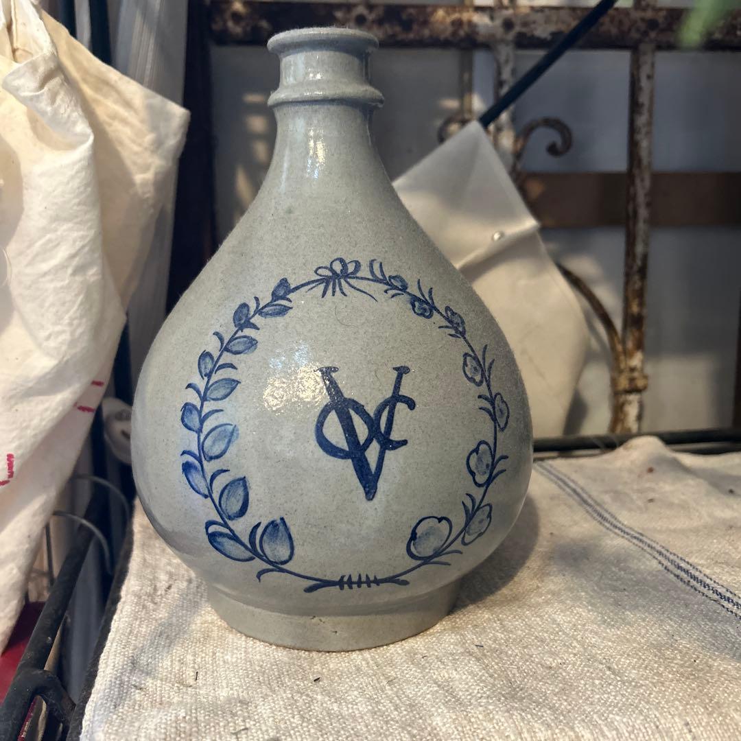 青い花装飾の陶器ボトル