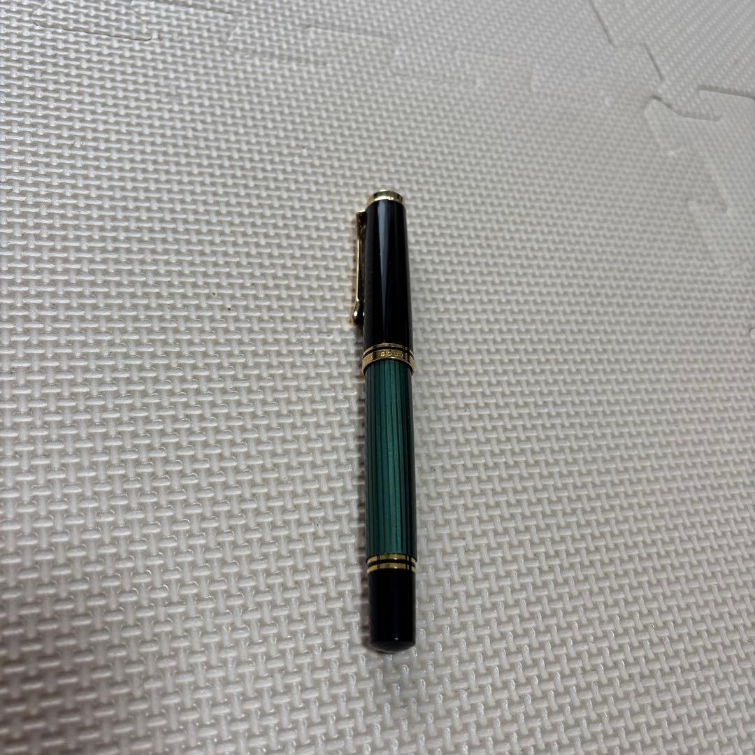 ペリカン緑と黒の万年筆 金色のリング付き