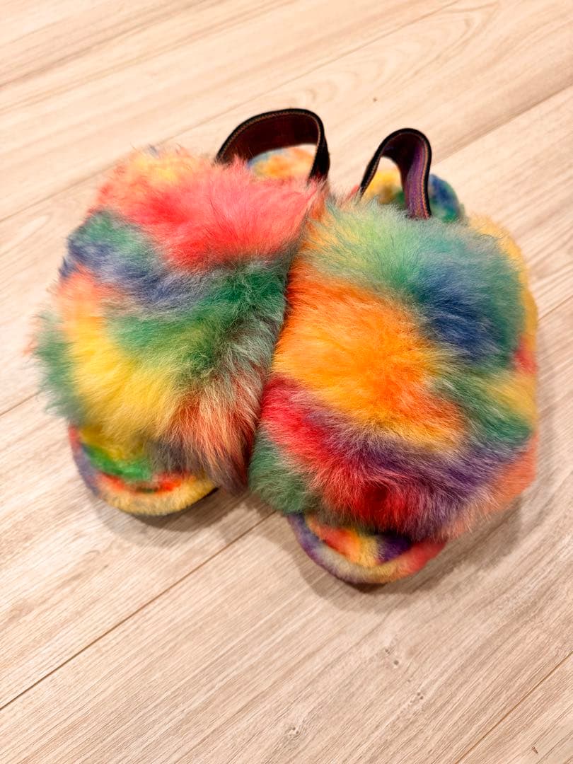 希少！UGG W FLUFF YEAH PRIDE RAINBOW