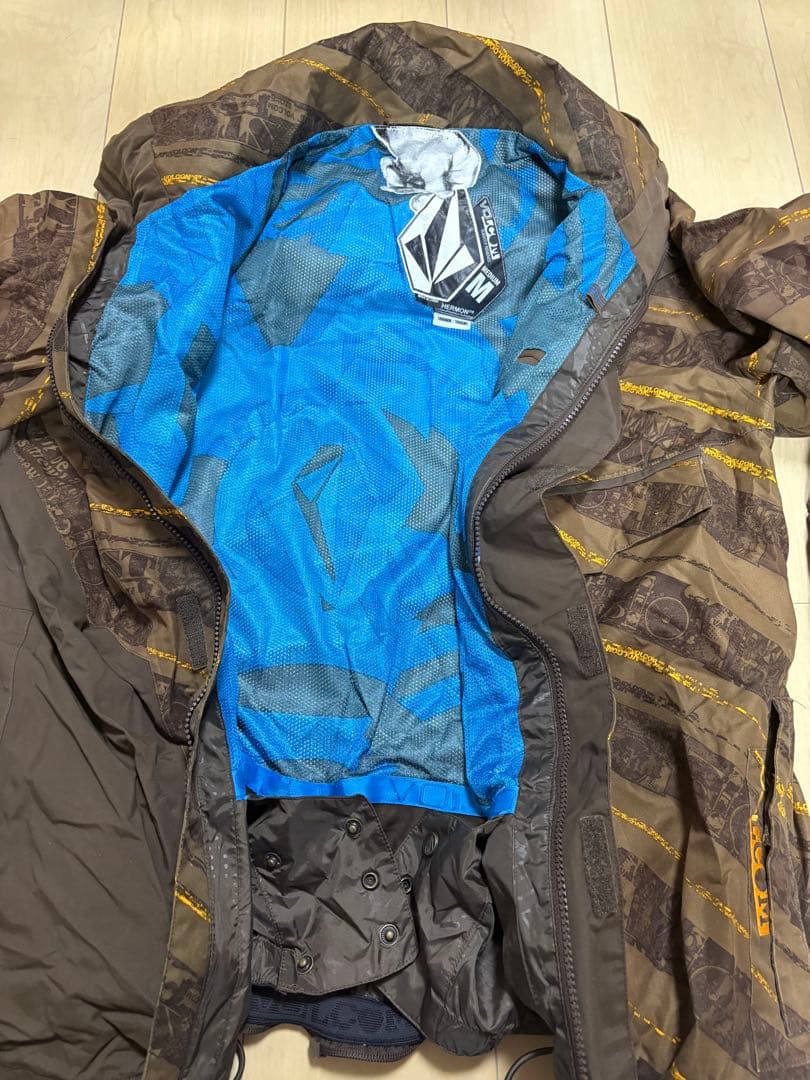 値下げ 男性用スノーボードジャケット Mサイズ　VOLCOM