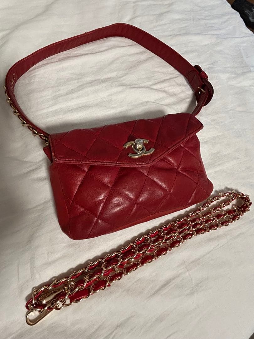 CHANEL シャネル　赤 ボディバッグ