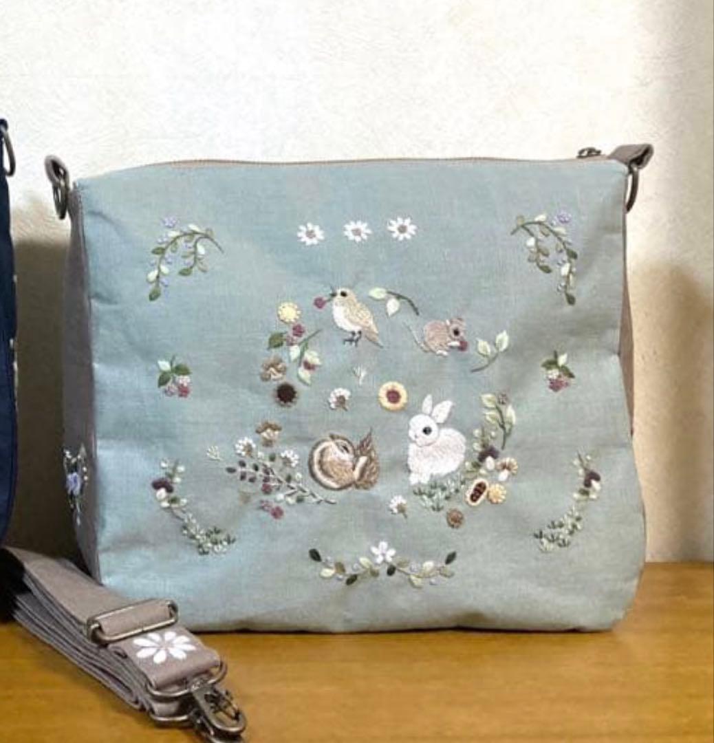 ハンドメイド手刺繍バッグ　ショルダーバッグ