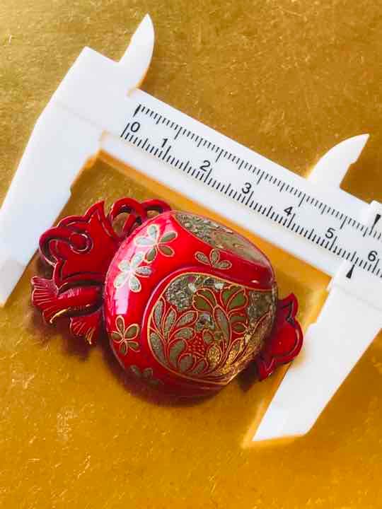 真紅の漆　緻密螺鈿蒔絵　打ち出の小槌　帯留め　アンティーク　木製