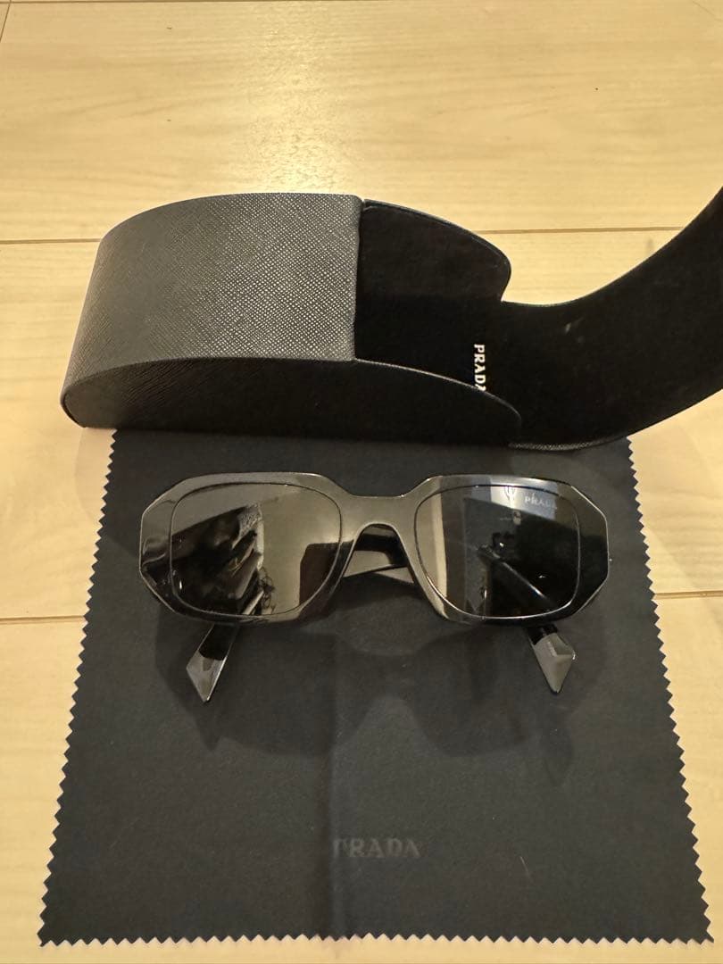 Prada Eyewear Symbole ブラックサングラス