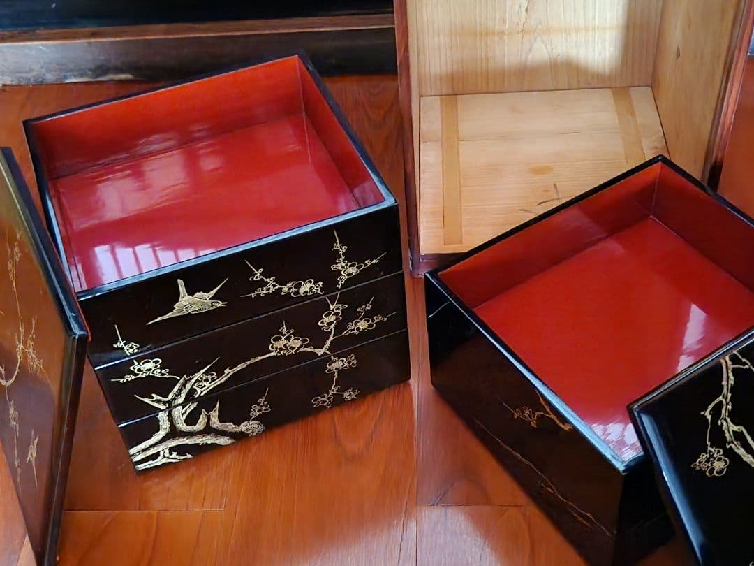 k*o様 蔵出し品！漆器 重箱 金箔装飾 5段　ケース付き