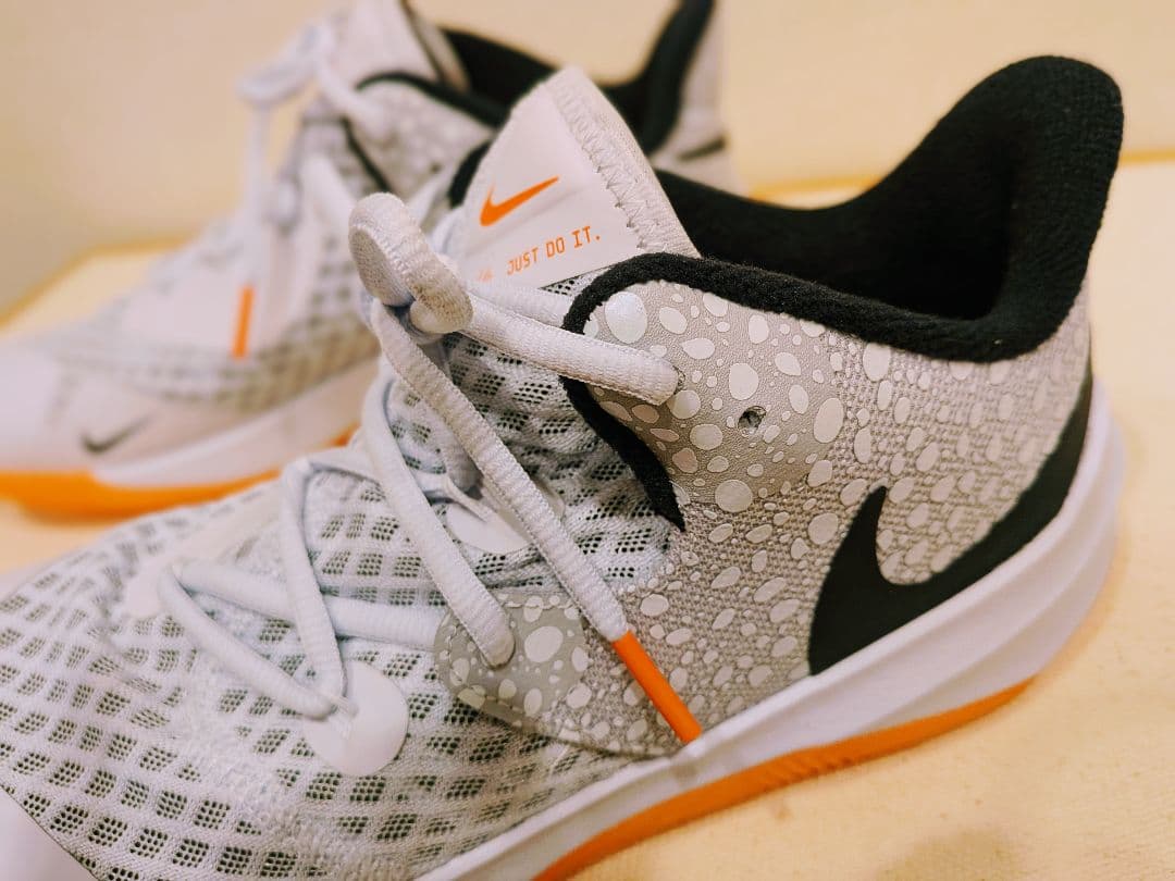 【新品】バレーボールシューズ　27.0cm　NIKE 専用箱有り