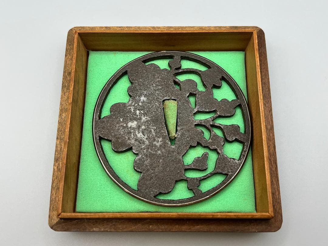 【海】室町時代　大振り　鉄地　桐花透　甲冑師鍔　鐔　銀枠　刀装具　専用箱付