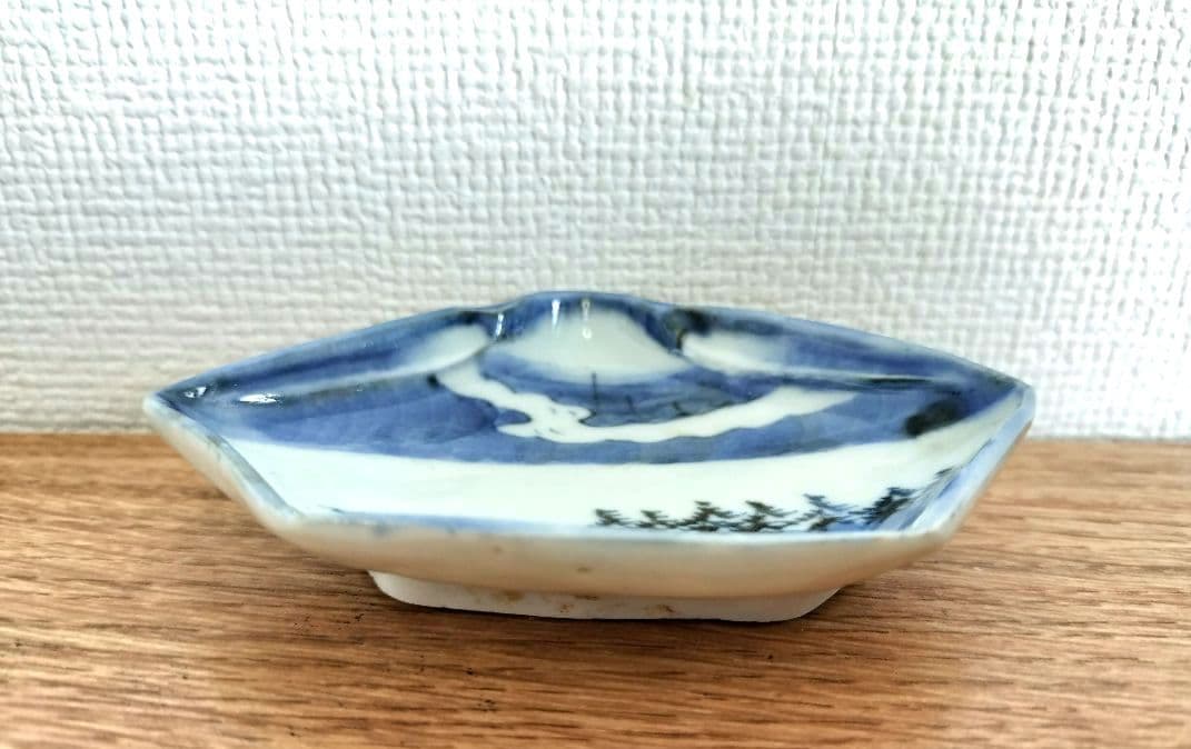 お値下げしました、古伊万里　染付　富士山型・三保松原図　豆皿