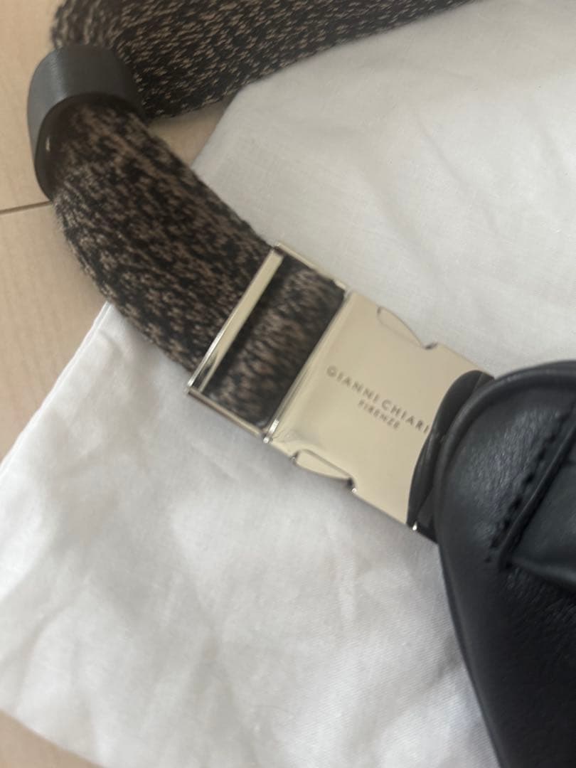 【値下げ中】ほぼ未使用GIANNI CHIARINI ボディバッグ